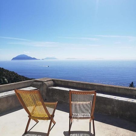 Alicudi Giardino Dei Carrubi- Al Gradino 365 Bed & Breakfast Bagian luar foto
