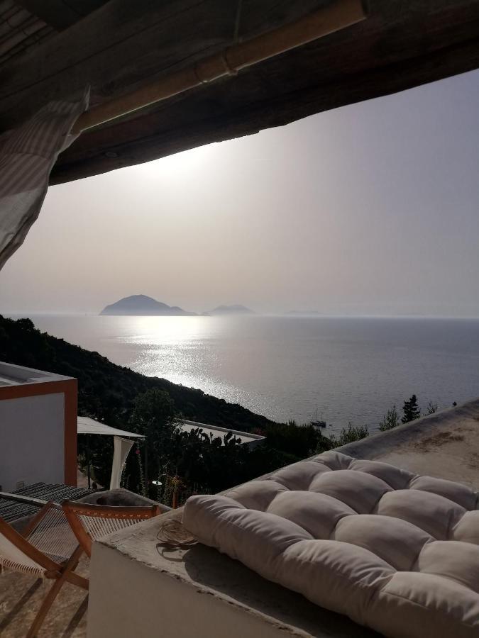 Alicudi Giardino Dei Carrubi- Al Gradino 365 Bed & Breakfast Bagian luar foto