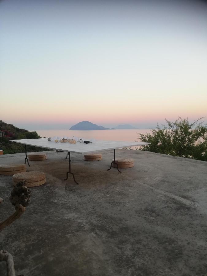 Alicudi Giardino Dei Carrubi- Al Gradino 365 Bed & Breakfast Bagian luar foto