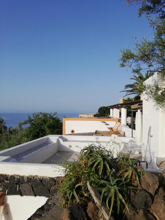 Alicudi Giardino Dei Carrubi- Al Gradino 365 Bed & Breakfast Bagian luar foto