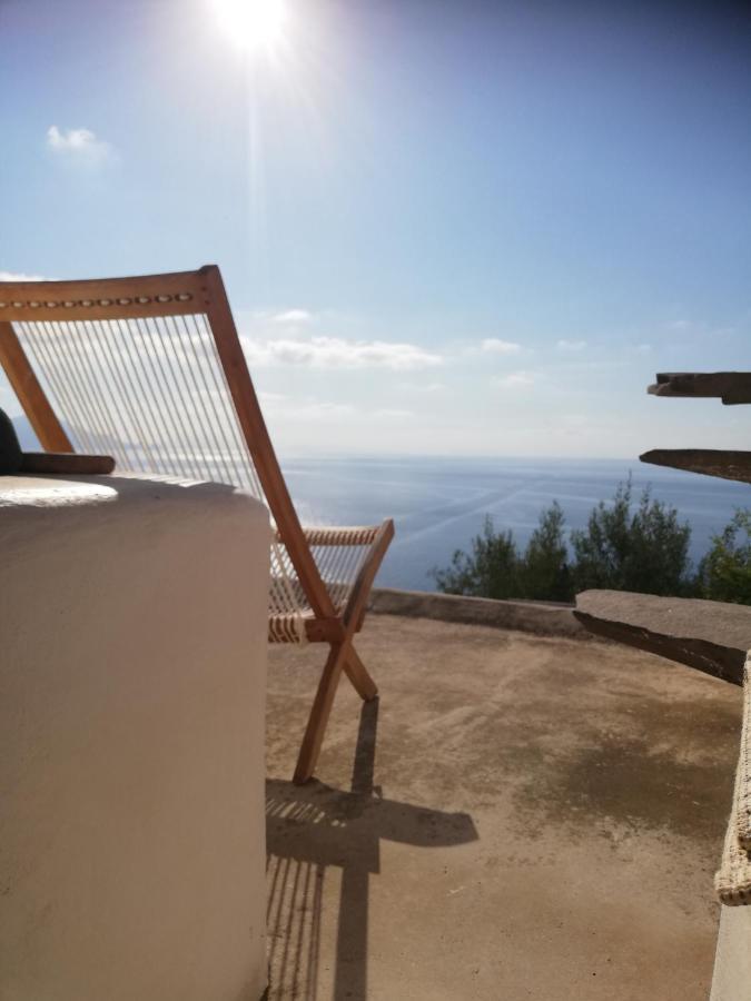 Alicudi Giardino Dei Carrubi- Al Gradino 365 Bed & Breakfast Bagian luar foto