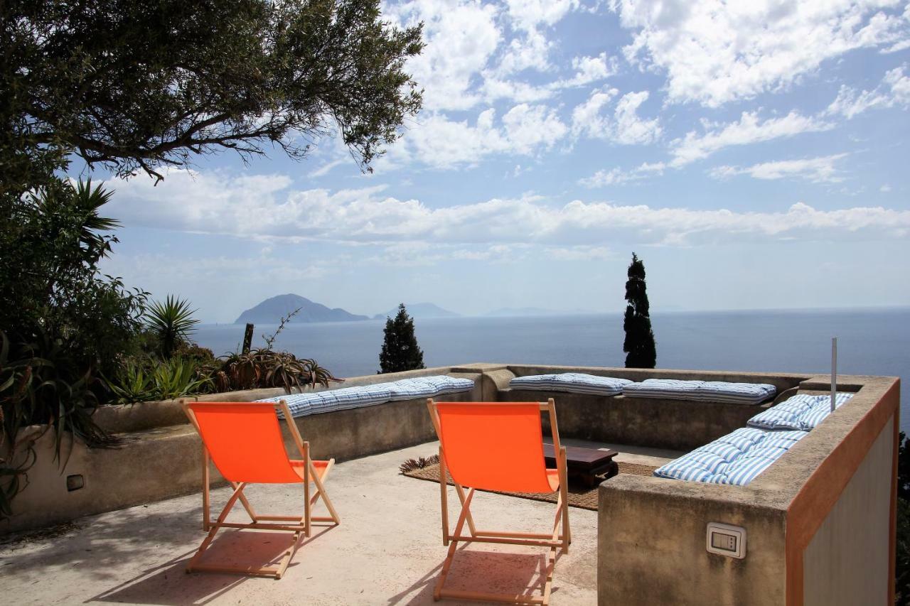 Alicudi Giardino Dei Carrubi- Al Gradino 365 Bed & Breakfast Bagian luar foto