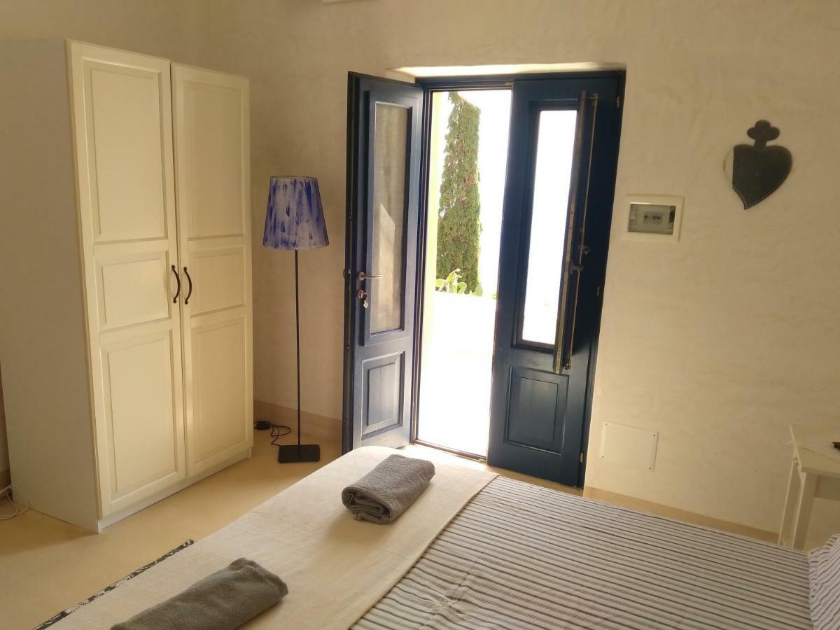 Alicudi Giardino Dei Carrubi- Al Gradino 365 Bed & Breakfast Bagian luar foto