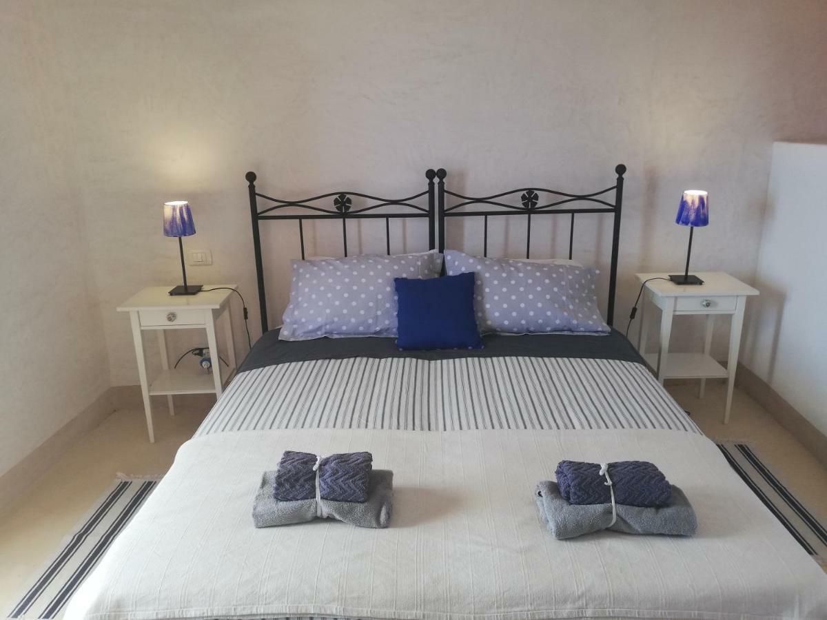 Alicudi Giardino Dei Carrubi- Al Gradino 365 Bed & Breakfast Ruang foto